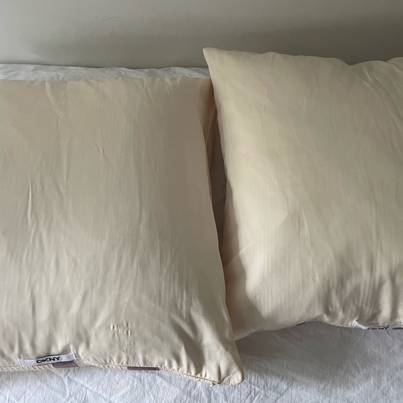 Pair DKNY pillows never used - Picture 4 of 5